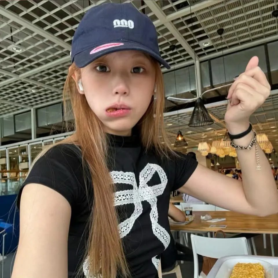 乌鸦与麻雀